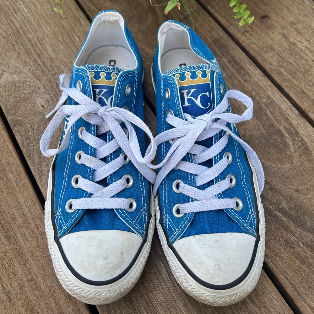 Kansas City KC Royals MLB Low Top Converse All Star Chuck Taylors Women’s size 8